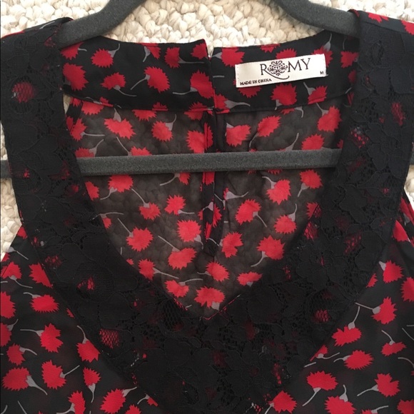 Sleeveless Romy V neck sheer tank - Picture 3 of 6